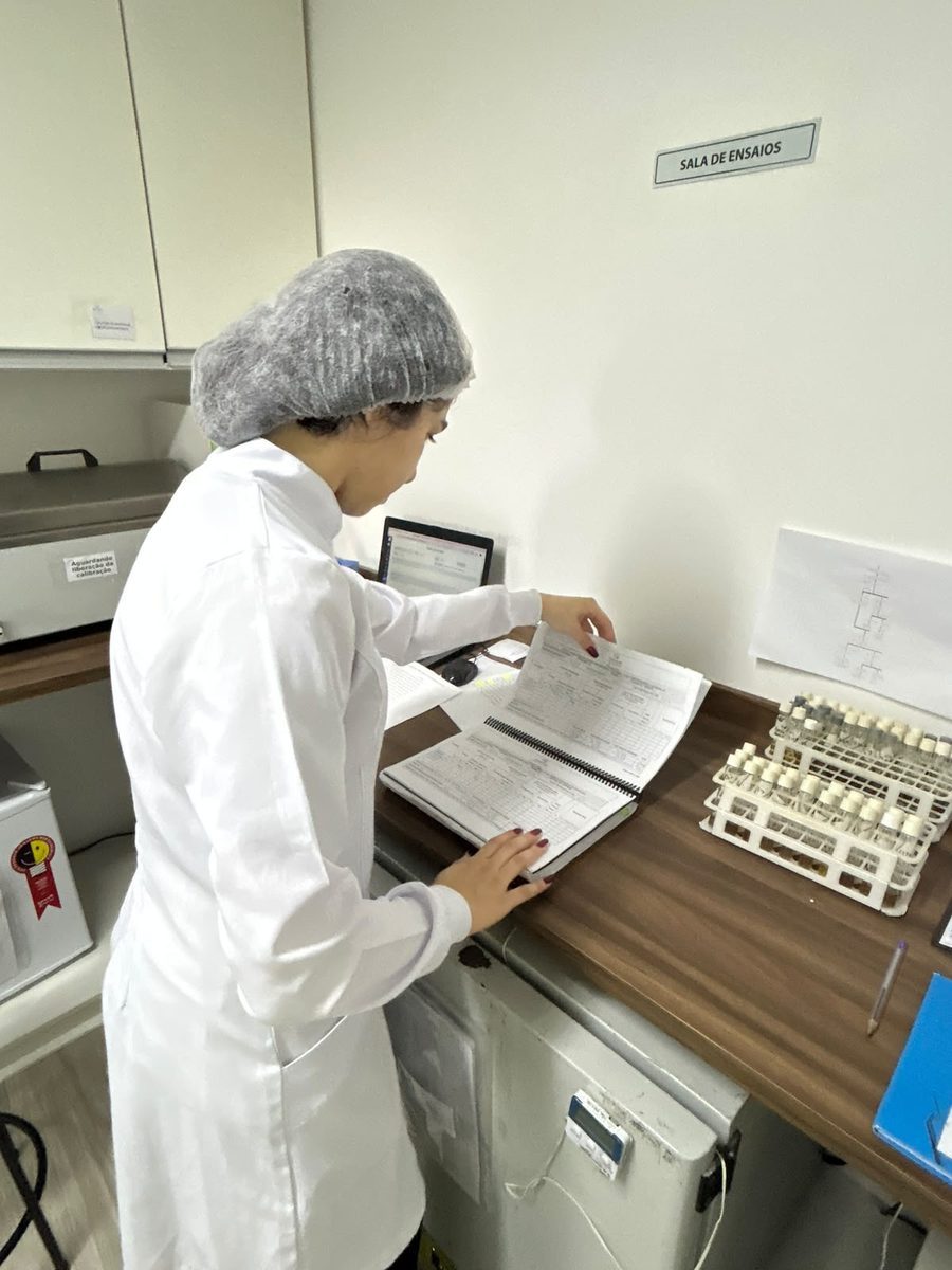 Analista da Tecnoagua registrando ensaios na sala de ensaios do laboratório